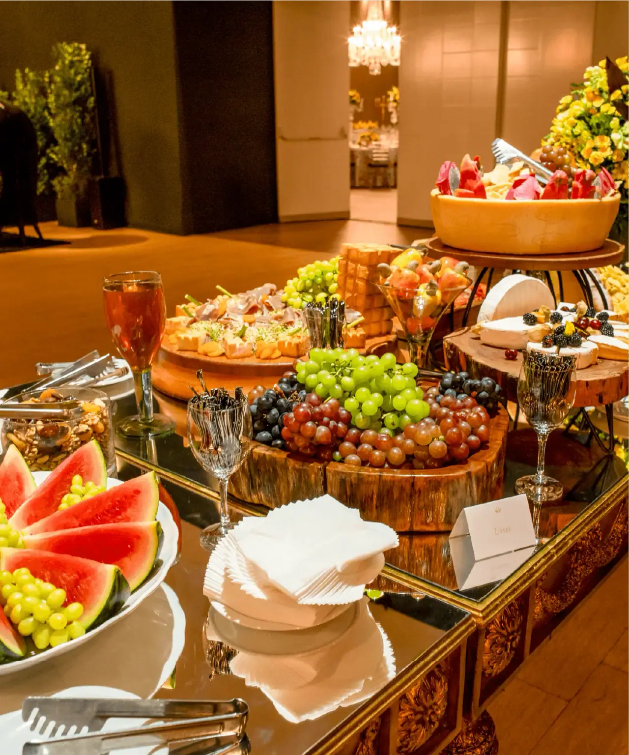 Buffet de frutas armado para un evento
