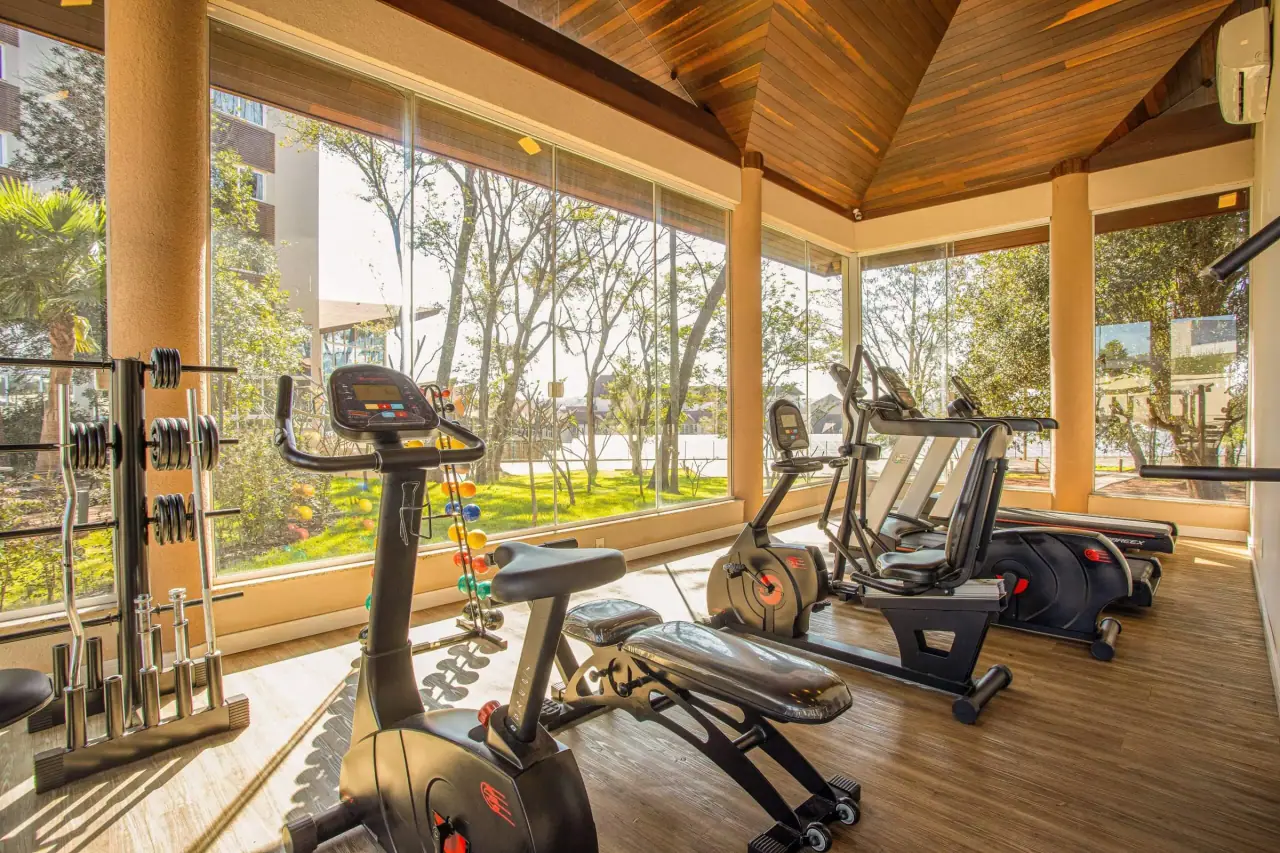 Gimnasio del Ala Collection con vista a los árboles