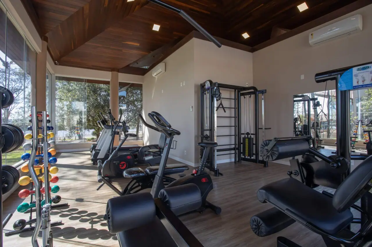 Fitness Center com aparelhos e vista para o jardim