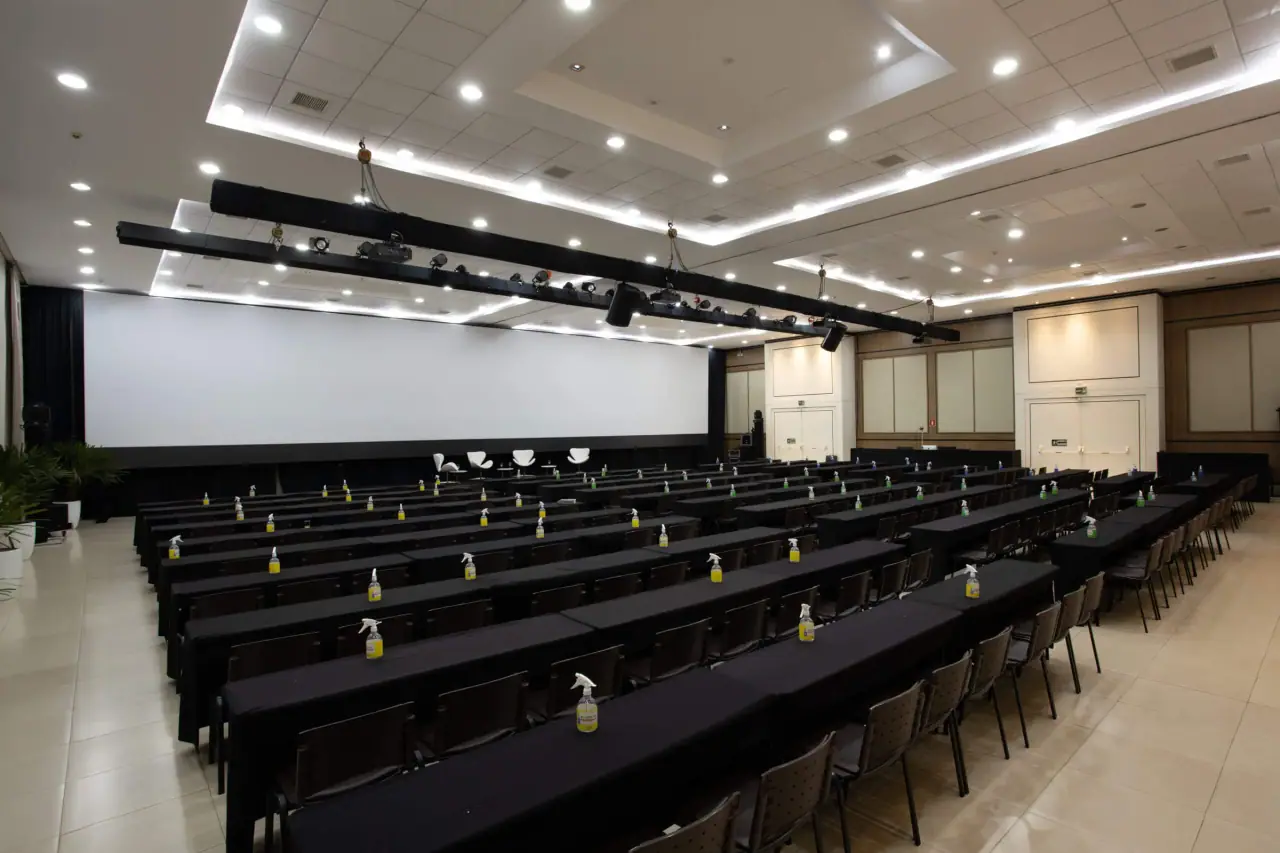 Auditório com mesas e telão