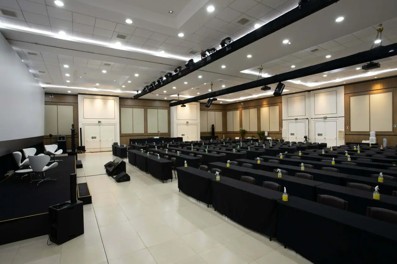 Sala de convenciones armada en formato escuela