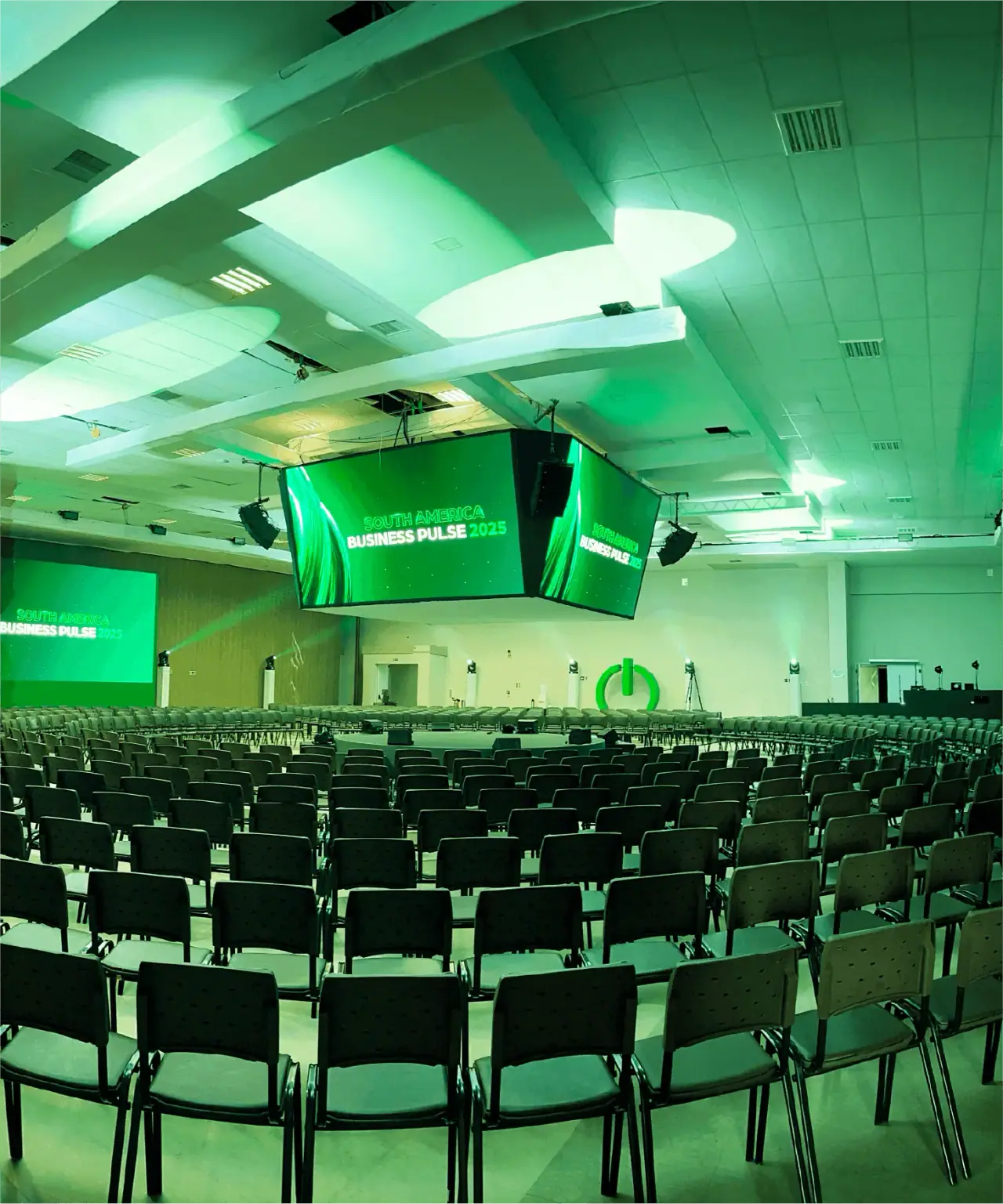 Salón Sonata en formato auditorio con luz verde