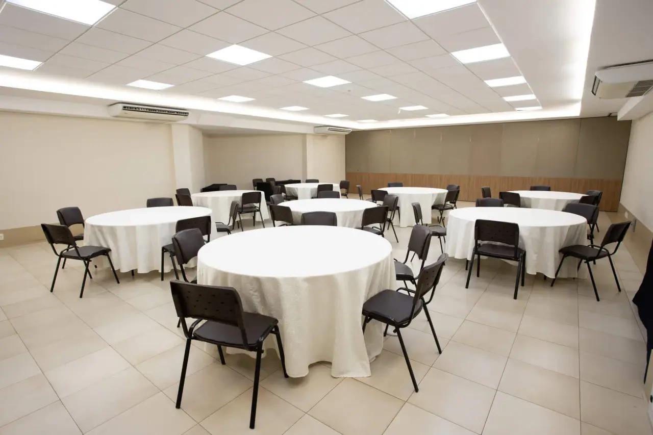 Sala com mesas redondas para banquete