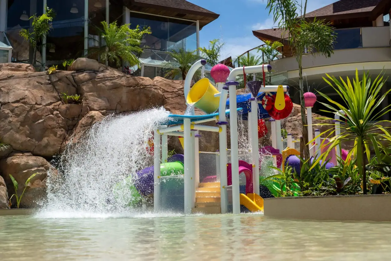 Parque aquático infantil do Recanto Cataratas com escorregadores e baldes de água
