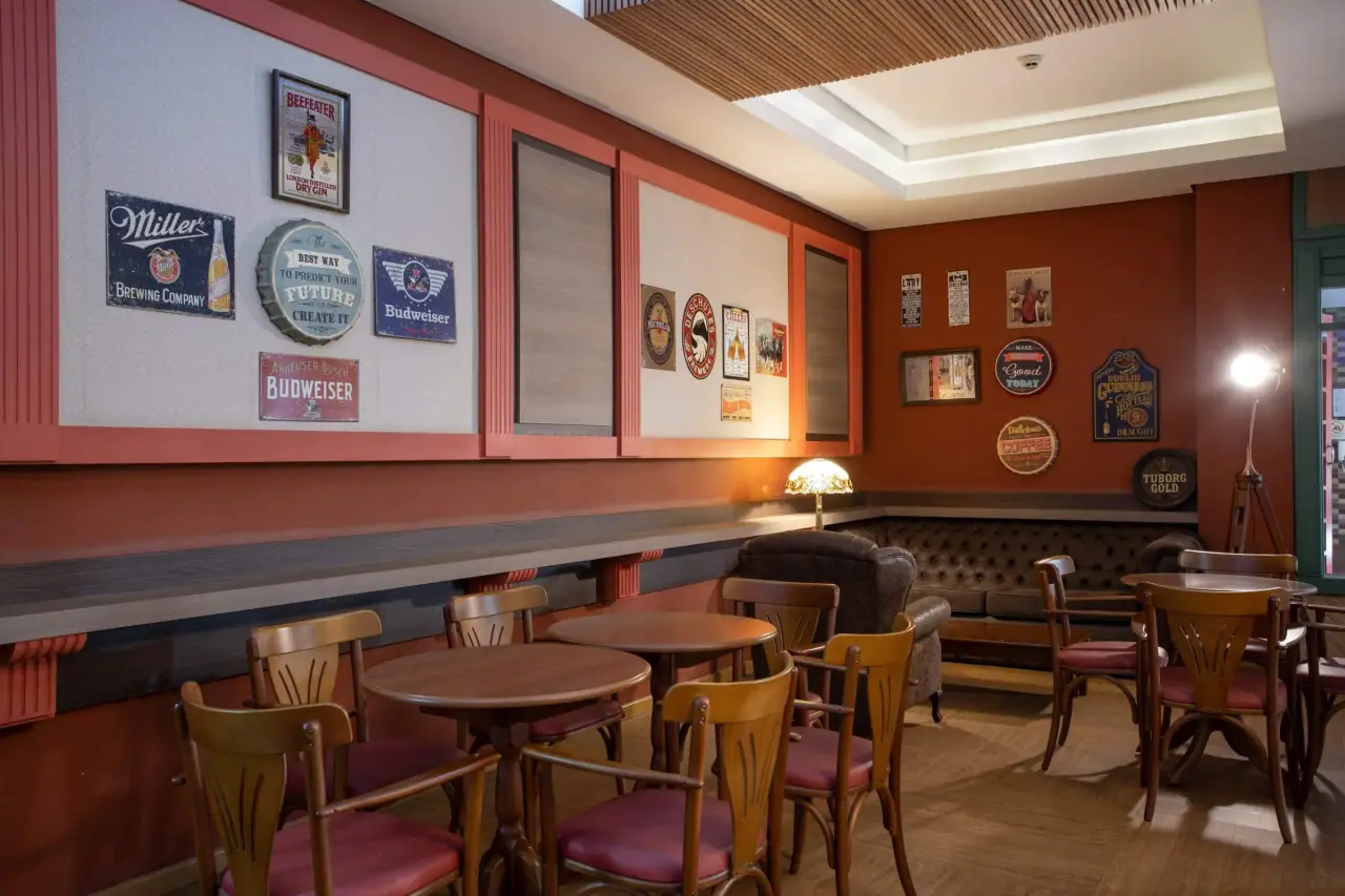 London Pub with wooden tables and framed pictures