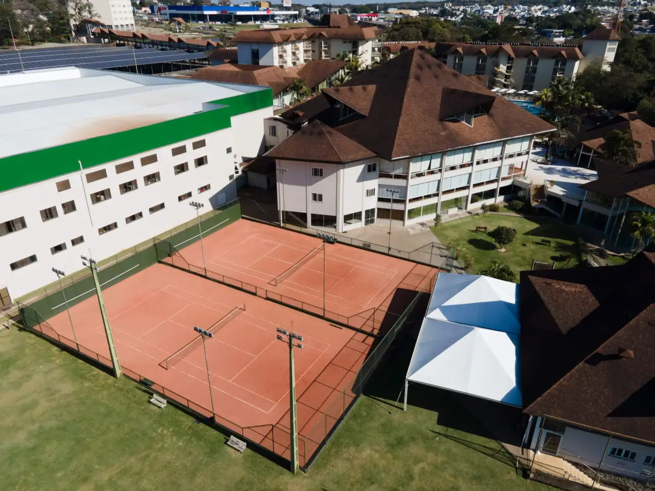 Canchas de tenis de polvo de ladrillo junto al resort
