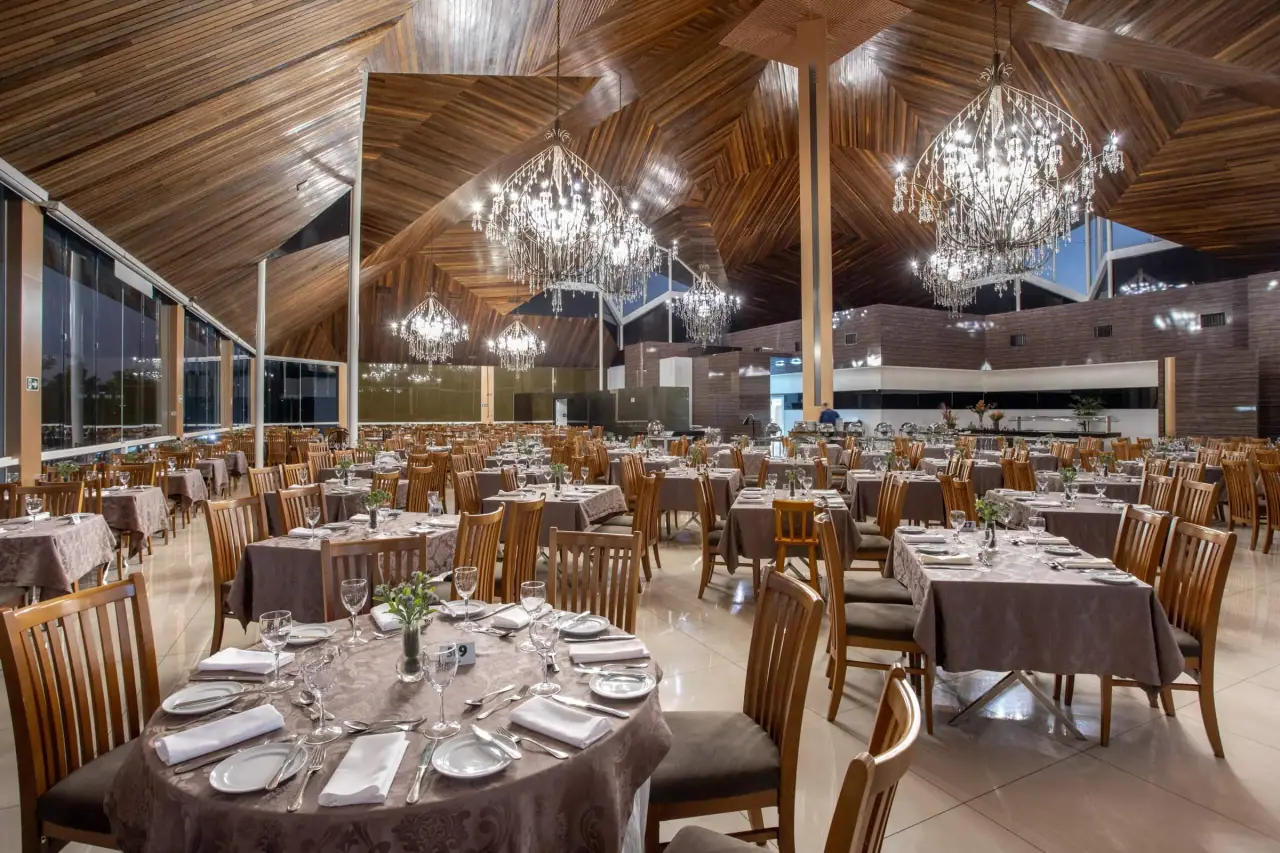 Salão do Aranda Restaurante com lustres e mesas postas