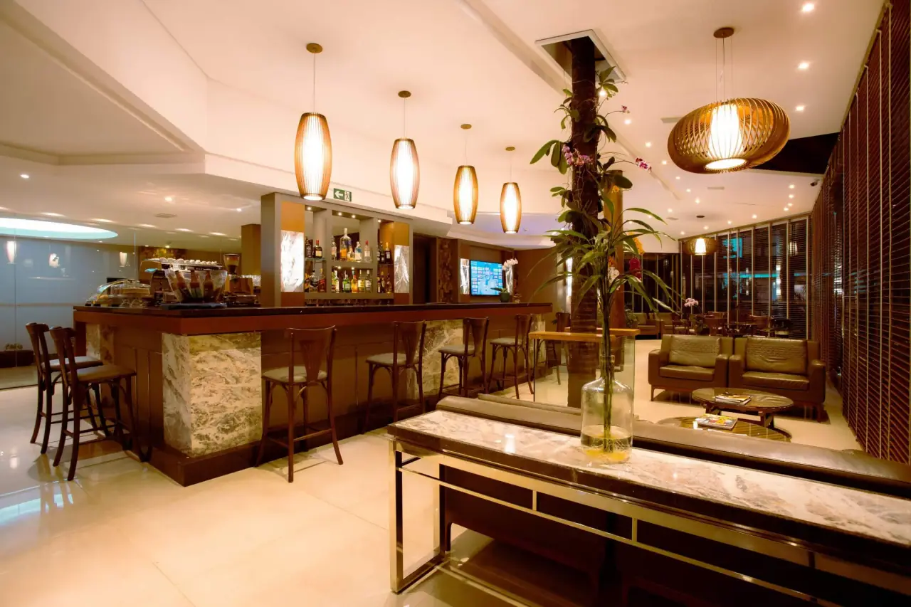 Restaurant with a wooden ceiling and a view of the trees