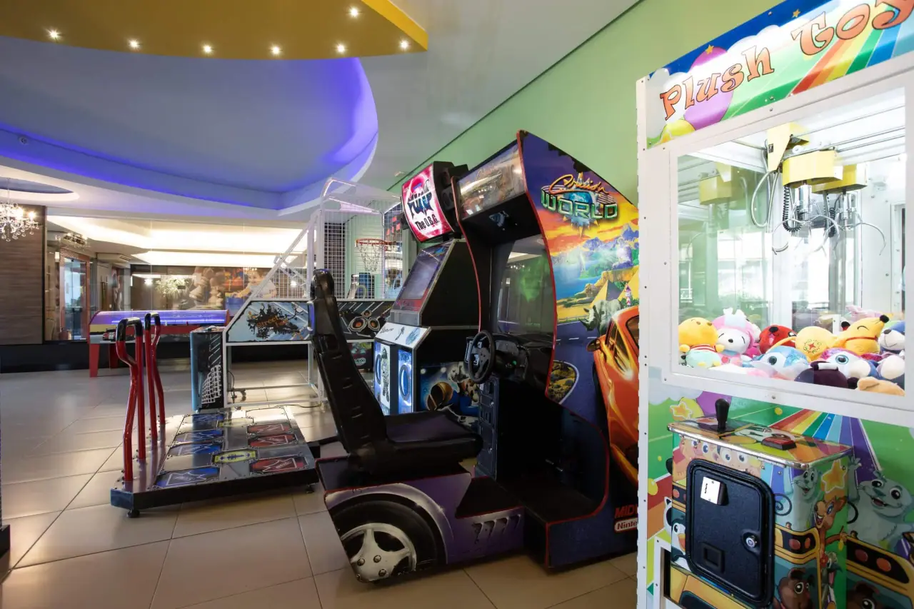 Sala de games com fliperamas e máquinas