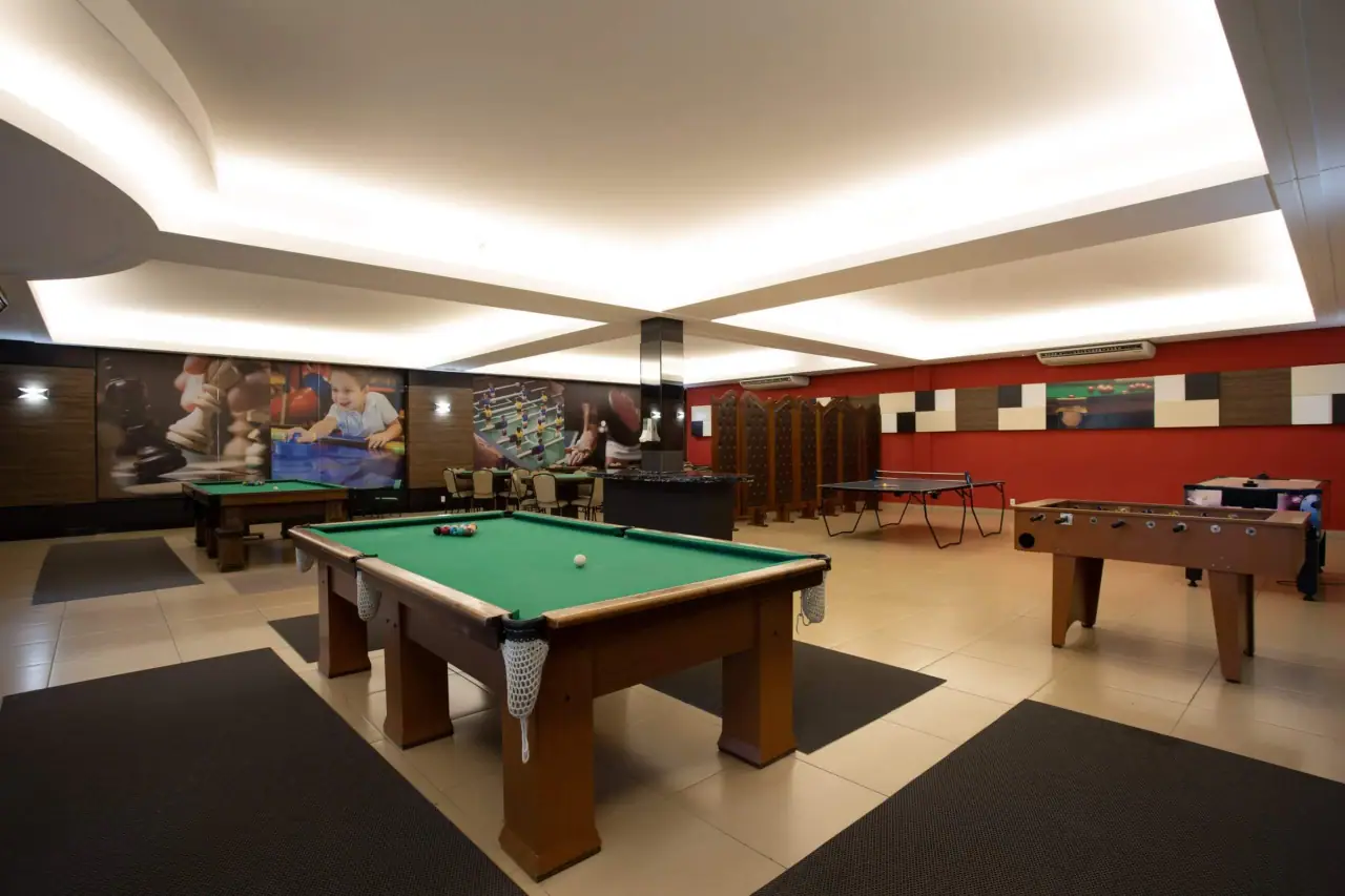 Sala de jogos com mesas de sinuca