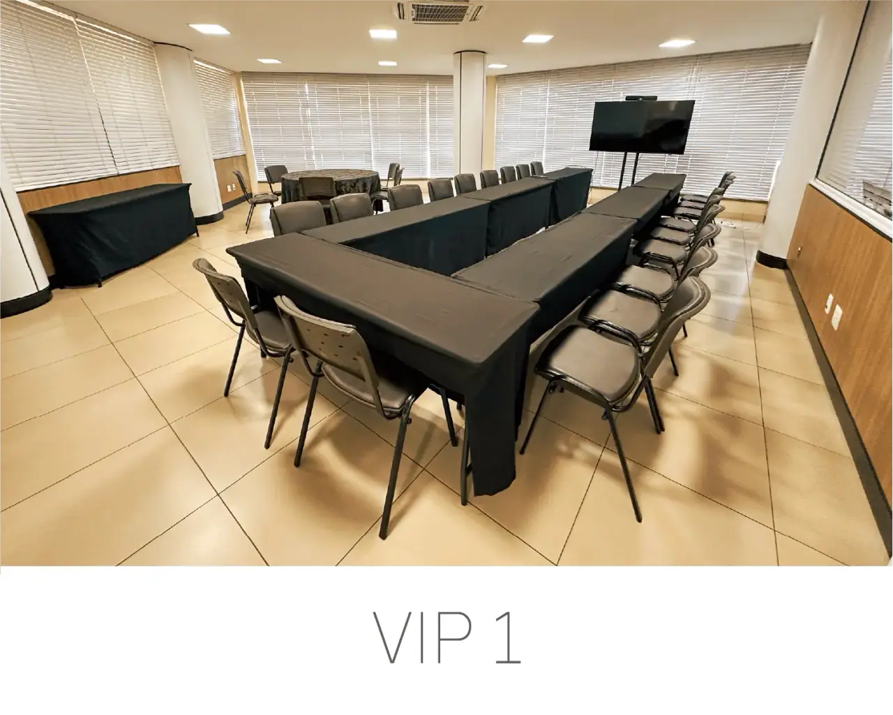 Sala VIP 1 com mesa de reunião