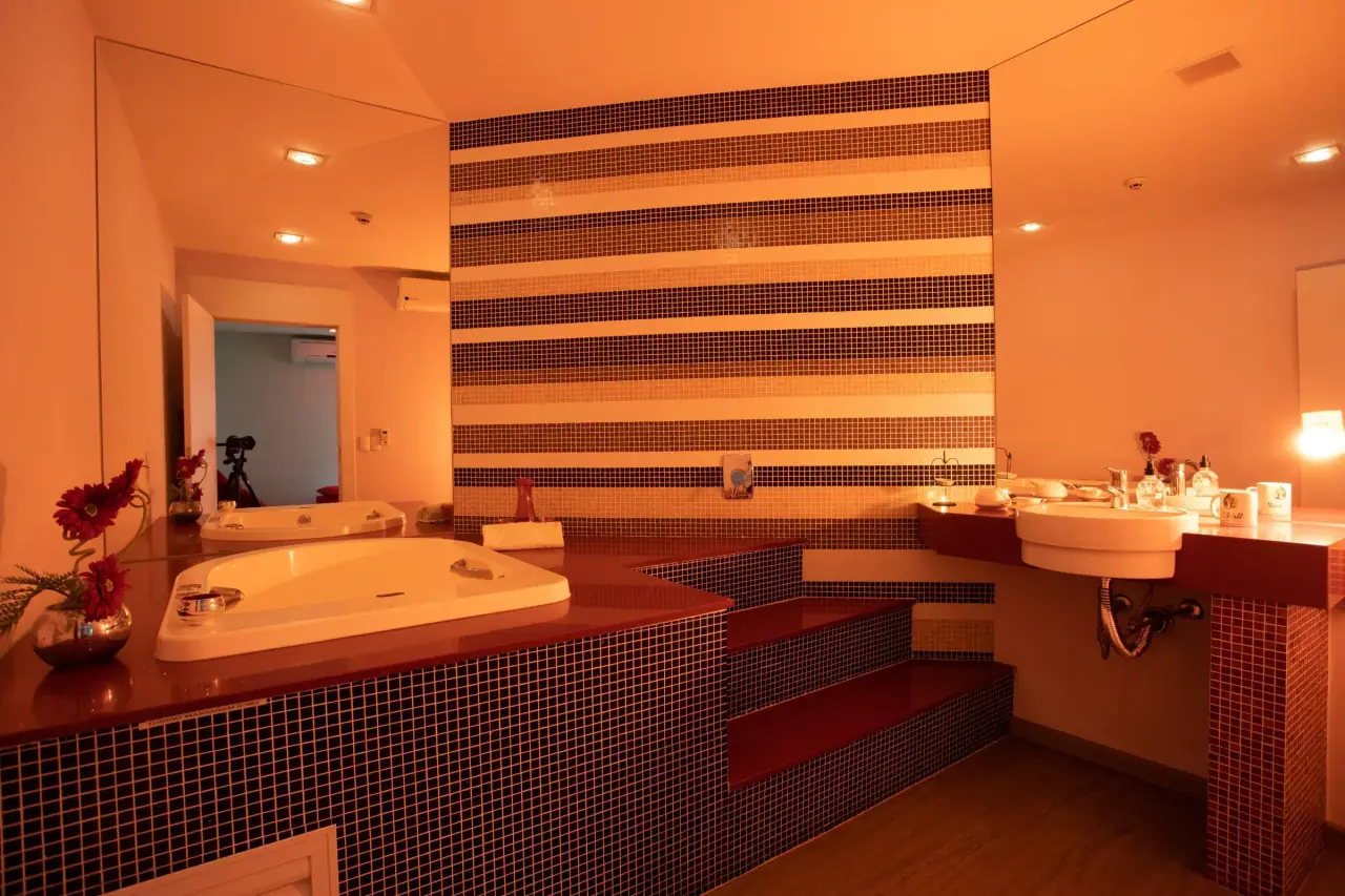 Banheira de hidromassagem em sala do spa