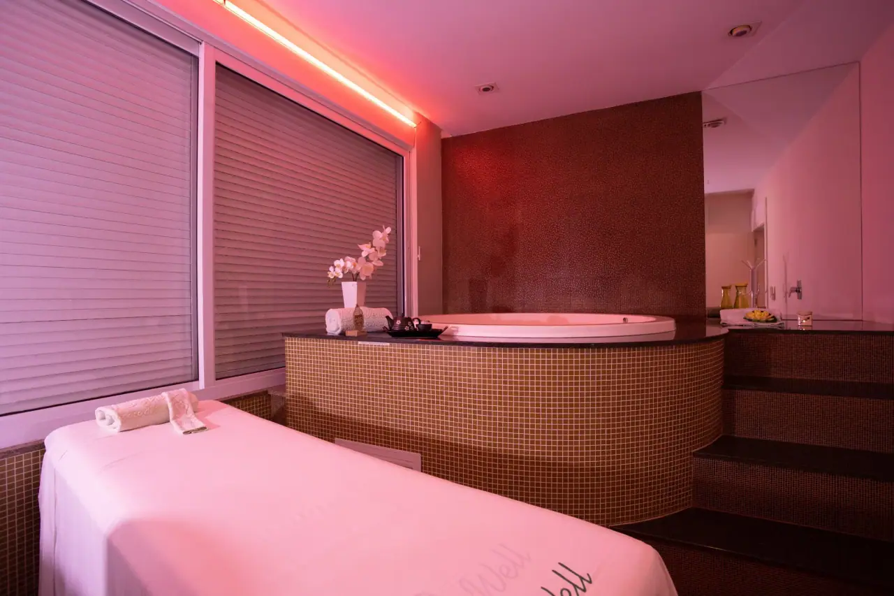 Sala do spa com banheira e luz rosada