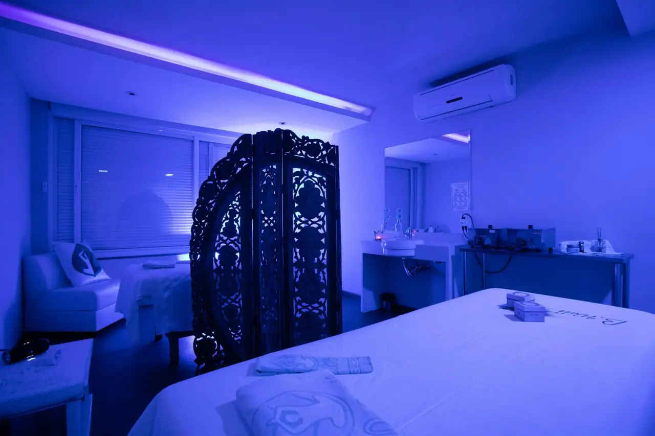 Sala do spa com luz ambiente azul